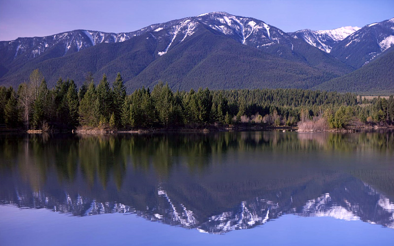 Image of pristine lake view with mountains in the background.